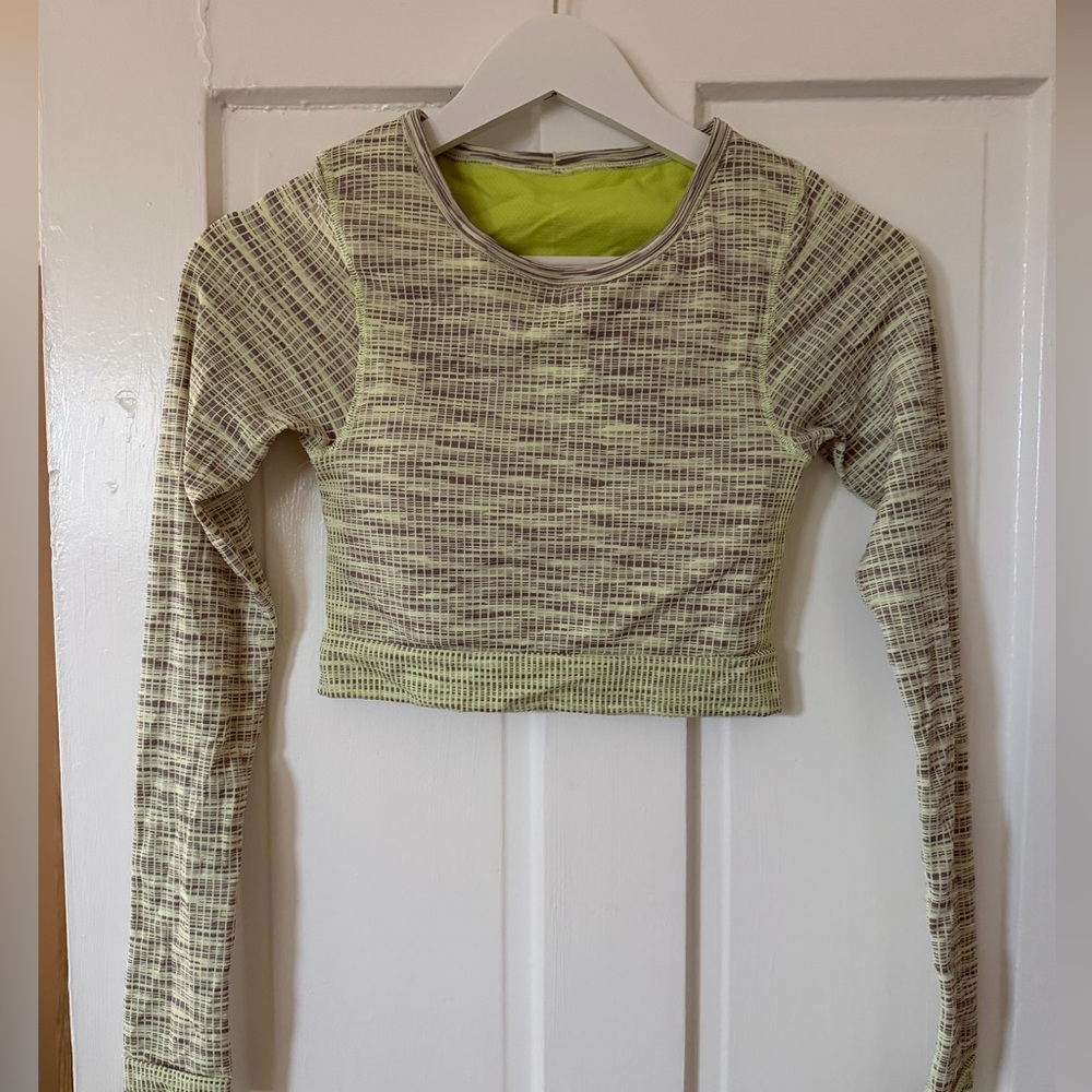 Cropped Lululemon workout top